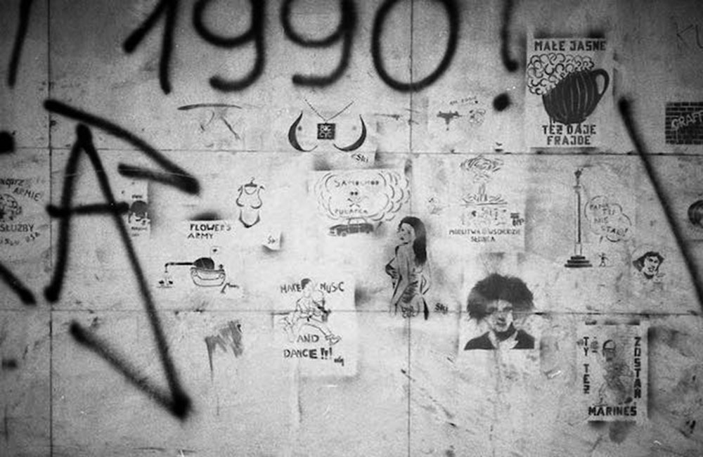 Graffiti szablonowe z roku 1990, odsłonięte podczas prac remontowych w przejściu podziemnym przy pl. Na Rozdrożu, 14.10.2015, fot. M. Rutkiewicz